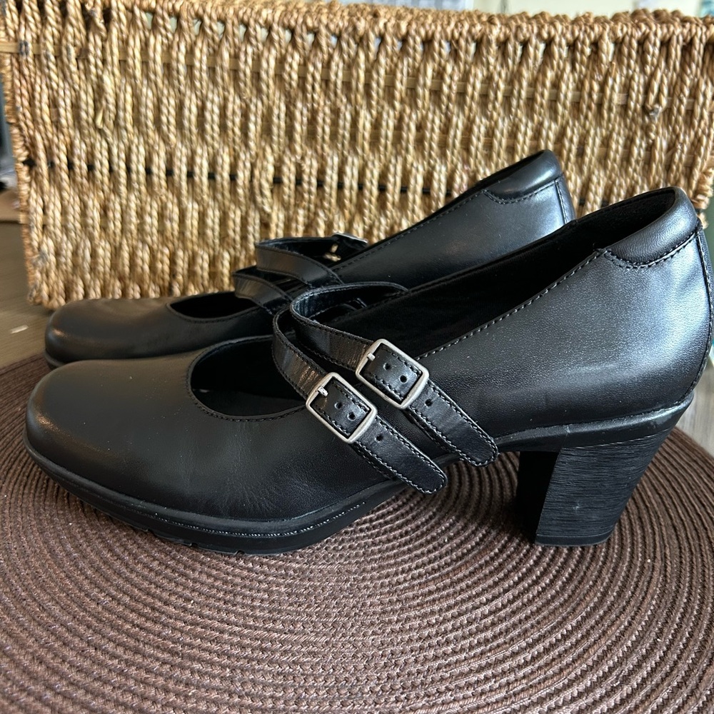 Clarks Bendables Black Double Strap Women's Heels. Size 7.5.